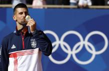 El tenista serbio Novak Djokovic celebra al conseguir la medalla de oro al vencer al español Carlos Alcaraz en los Juegos Olímpicos de París 2024.