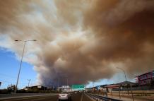 El fuego alcanza el tejido urbano de Atenas y Grecia pide ayuda externa