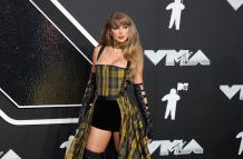 La cantante Taylor Swift posa durante la alfombra roja de los MTV Video Music Awards 2024
