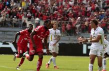 Jorge Ordóñez (i) festeja uno de los dos goles para El Nacional ante Mushuc Run en CopaEcuador