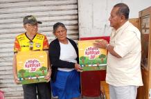 Ingeniero regala canastas navideñas en Playas