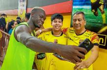 Felipe Caicedo compartiendo con los hinchas de Barcelona SC.