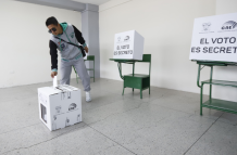 Ciudadano ejerce su derecho al voto.