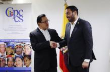 El presidente del Cpccs Andrés Fantoni recibió a David Rosero (izquierda).