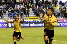 Valiente y Rivero festejan el gol de la victoria que le dio a Barcelona SC frente a Macará en Ambato.