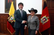 El ministro José De La Gasca junto a la excorreísta Mónica Salazar.