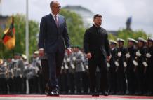 El canciller alemán, Friedrich Merz recibe con honores militares al presidente ucraniano, Volodímir Zelenski, en la Cancillería de Berlín, Alemania