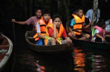 Grupo de niños en canoas por el rio Itaya, en Iquitos (Perú).