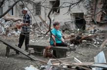 Residentes observan los daños en Sviatohirsk, Ucrania