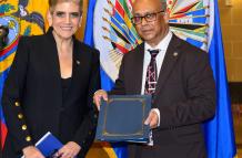 Mónica Palencia presentó oficialmente sus cartas credenciales ante el secretario de la OEA, este 18 de junio de 2025.