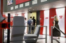 Personas ingresando a una sede del PSOE en Espana.