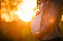 mujer-embarazada-de-perfil-contra-el-sol