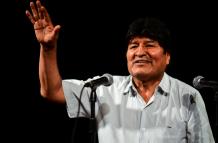 En la foto aparece Evo Morales en una rueda de prensa desde Argentina