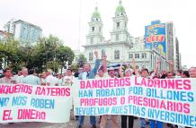 Imagen Protesta fuera de banco 2