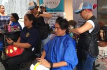 Voluntarias del Cuerpo de Bombero. Donación a Solca.