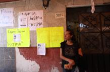 Habitantes de la comunidad de Tulyehualco tienden un cordón de apoyo a los familiares de la niña Fátima, hallada sin vida cerca del lugar, este lunes en México.