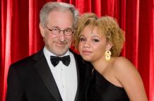 Mikaela Spielberg y Steven Spielberg, su padre adoptivo.