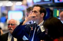 Traders work during t (31429718)