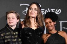 angelina-jolie-daughters-hospital-t