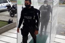 POLICIAS SE DESINFECTAN EN DAULE PARA SALIR A LABORAR(1)
