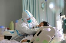 europapress-2671492-medico-militar-atiende-paciente-enfermo-coronavirus-unidad-cuidados