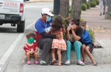 niños en la calle con mascarillas