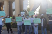 Pasadas las 08:30, una veintena de trabajadores del Servicio de Gestión Inmobiliaria del Sector Público (Inmobiliar) se reunieron en los exteriores del Gobierno Zonal de Guayas para protestar. Foto: Mariella Toranzos. 25 de mayo de 2020.