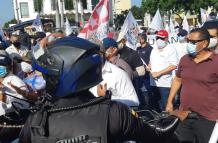 Manifestantes de los gremios de trabajadores protestaron a la altura del Malecón./ Mariella Toranzos / 25 de mayo.