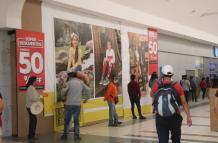 Los centros comerciales y los pequeños locales anuncian promociones y descuentos