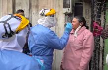 Personal sanitario del Municipio de Quito aplica la prueba del COVID 19