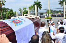 Ataúd donde están los restos de Carlos Luis Morales recorre las afueras del cementerio.