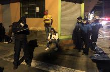 el aislamiento social no se respeta para beber en las calles de Quito