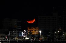 La luna roja se pudo captar claramente desde el malecón de Salinas.