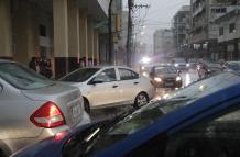 Congestión vehicular por la lluvia en Guayaquil. 