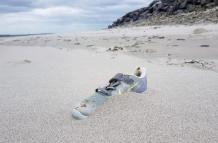 Uno de los zapatos de la marca estadounidense Nike, encontrados cerca de las orillas del condado de Clare, en Irlanda.