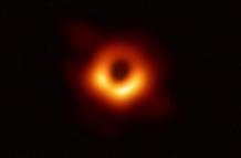 La fotografía es en realidad un ‘puzzle’ de varias imágenes generadas a partir de ondas de radio por el proyecto Telescopio del Horizonte de Sucesos (EHT), una red de ocho observatorios situados en distintos puntos del mundo.