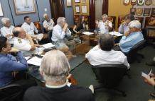 Participación. El director nacional de los Espacios Acuáticos, contralmirante Jorge Cabrera (al frente), en la cita donde se trató la problemática.