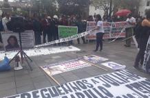 La madre de Juliana Campoverde colocó pancartas con la foto de la chica. 
