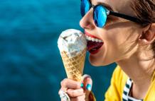 El helado posee un aminoácido denominado triptófano que incrementa los niveles de serotonina.