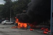 El martes se registró un incendio vehicular en la Universidad de Guayaquil. 