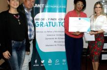 Cindy Cedeño (d) entrega el certificado a funcionarios de la Metropolitana.