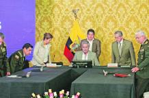 Sesión. El presidente Lenín Moreno (c) se reunió con los ministros María Paula Romo y Oswaldo Jarrín.