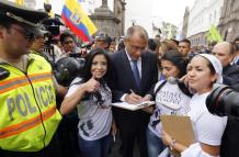 Aguire (i) recolectó la firma del exvicepresidente Jorge Glas para la reelección de Rafael Correa, en julio de 2016.