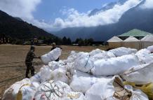 Cuatro cadáveres y 11 toneladas de basura recogidos en limpieza del Everest 