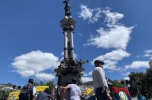 El monumento se ubica en la Plaza Grande de Quito.