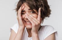 Si coloca varias capas de polvos traslúcidos o compactos en el rostro en vez de ocultar las arrugas y líneas de expresión, las resaltará aún más.