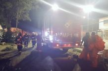 El Cuerpo de Bomberos solicitó a los moradores del sector que se mantengan alejados del lugar.