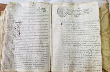 El colectivo quiteño La Cofradía de los Duendes denunció la sustracción de varios folios del testamento de Eugenio Espejo. Subieron fotos del documento mutilado. El Archivo indicó que acudió a la Fiscalía en abril. El Ministerio de Cultura desconocía la s