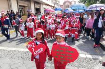 Los niños transmitieron mensajes de paz y amor con sus carteles. 
