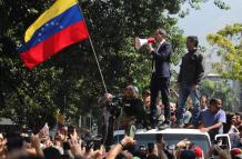 El presidente interino de Venezuela, Juan Guaidó, y el líder opositor Leopoldo López participaron este martes en una manifestación en apoyo a su levantamiento contra el gobierno de Nicolás Maduro, en Caracas.